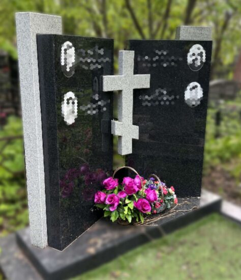 Фото двойного памятника с двумя белыми столбиками и крестом GG3436-2
