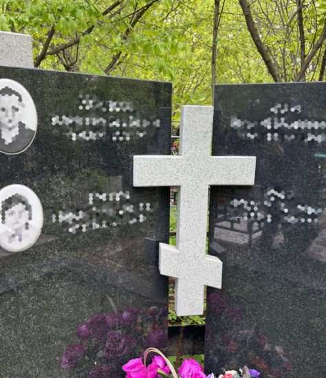 Фото двойного памятника с двумя белыми столбиками и крестом GG3436-3