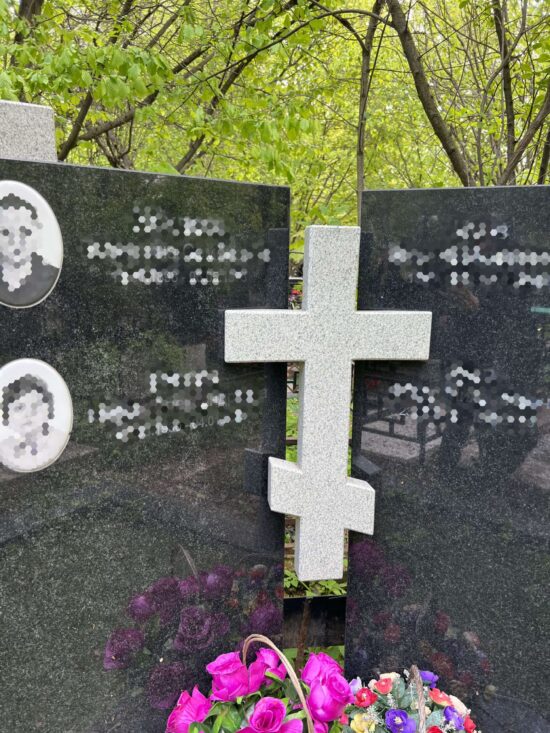 Фото двойного памятника с двумя белыми столбиками и крестом GG3436-3