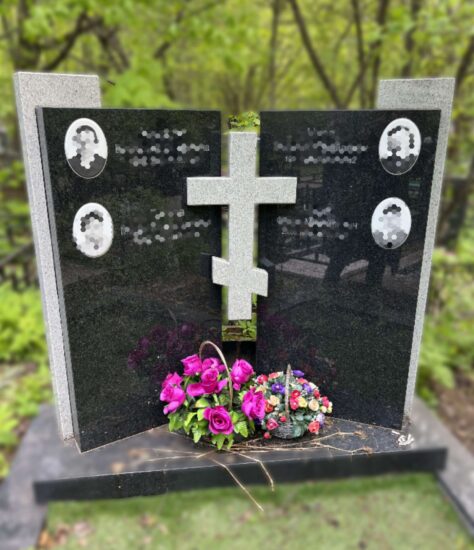 Фото двойного памятника с двумя белыми столбиками и крестом GG3436