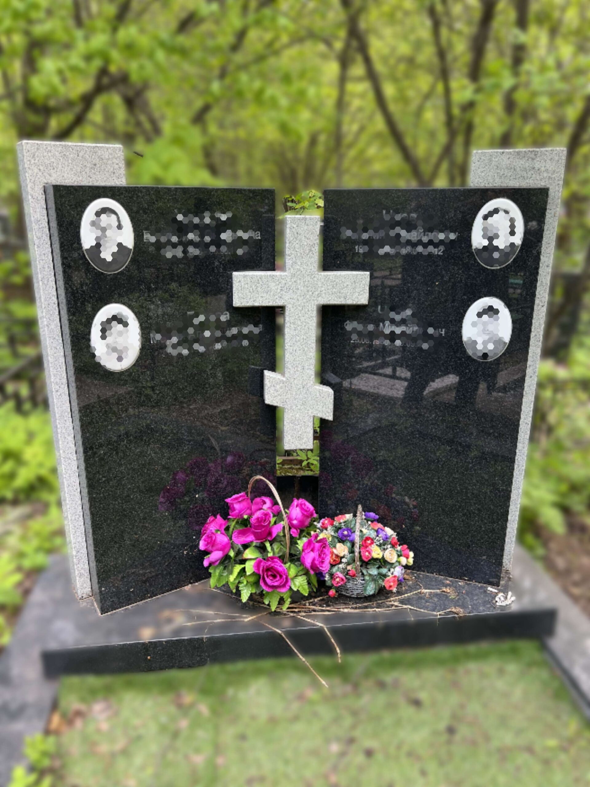 Фото двойного памятника с двумя белыми столбиками и крестом GG3436