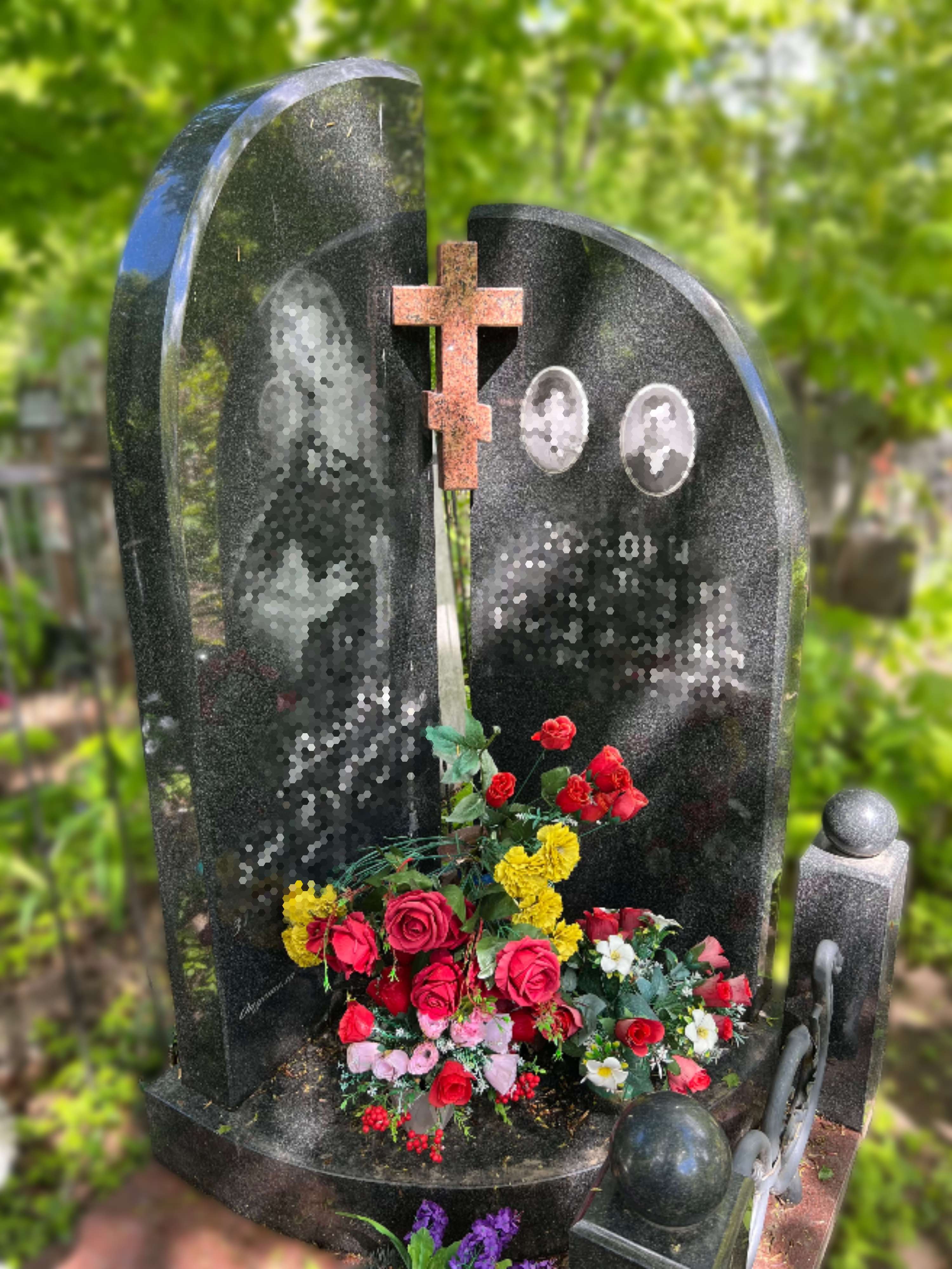 Фото двойного памятника с красным крестом и стелами GG3432