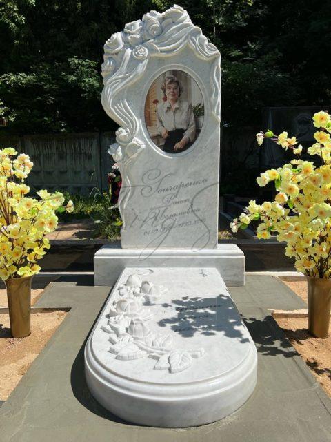 Эксклюзивный памятник жене с резными розами из мрамора и ритуальной плитой