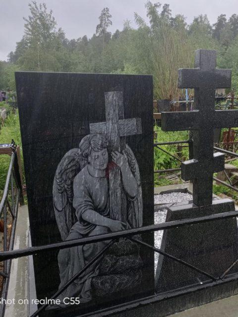 Гравировка скорбящего ангела с крестом на черном памятнике