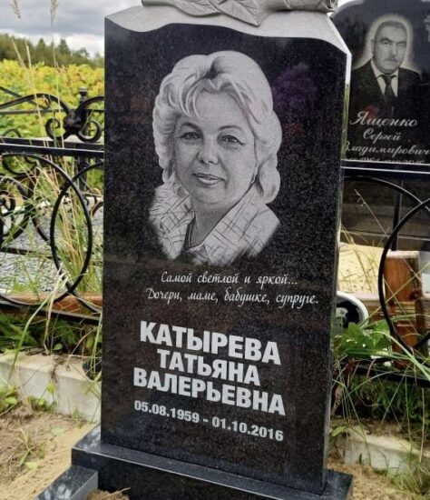 Каменный памятник для жены из габбро-диабаза с резной розой на изголовье