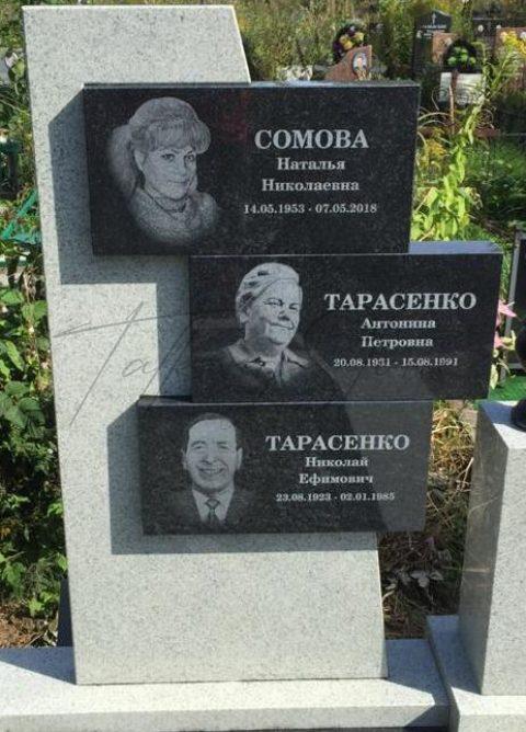 Комбинированный памятник на могилу из белого и черного гранита на троих