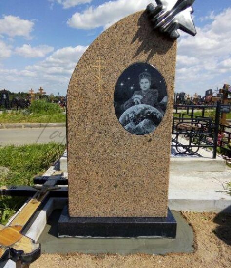 Комбинированный памятник с самолетом из гранита жельтау и габбро-диабаза