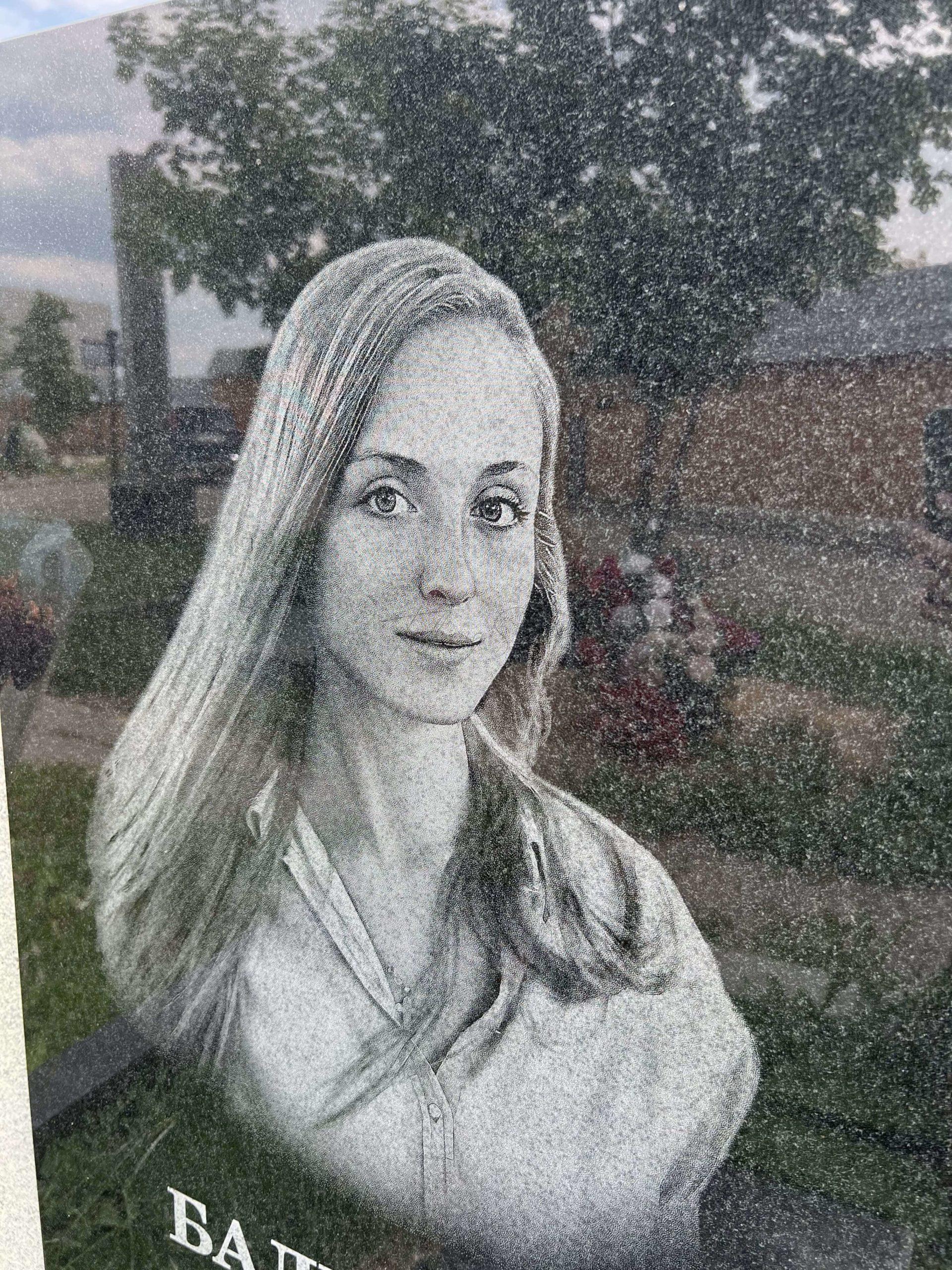 Лазерная гравировка портрета на черном граните
