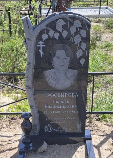 Памятник с вырезанным деревом березой из черного гранита на могилу