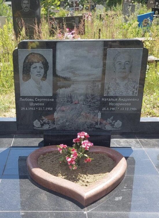 Двойной горизонтальный памятник с цветником в виде сердца из гранита на могилу