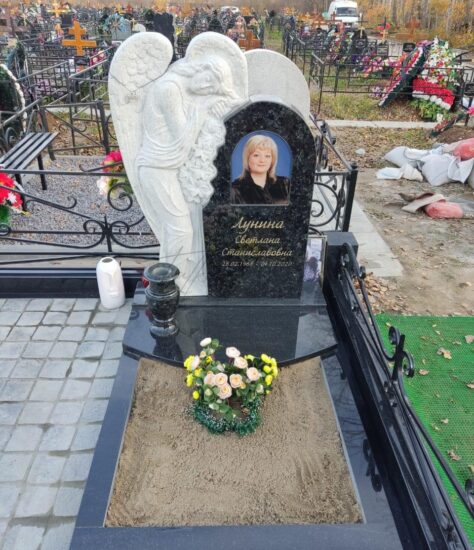 Элитный памятник со скульптурой ангела сбоку из гранита балтик грин на могилу
