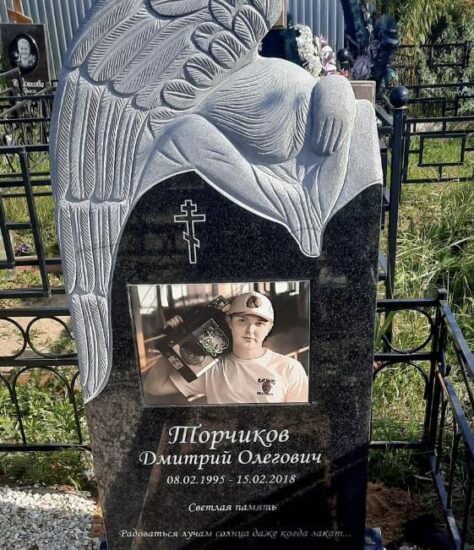 Фигурный памятник со скорбящим резным ангелом из черного гранита на могилу