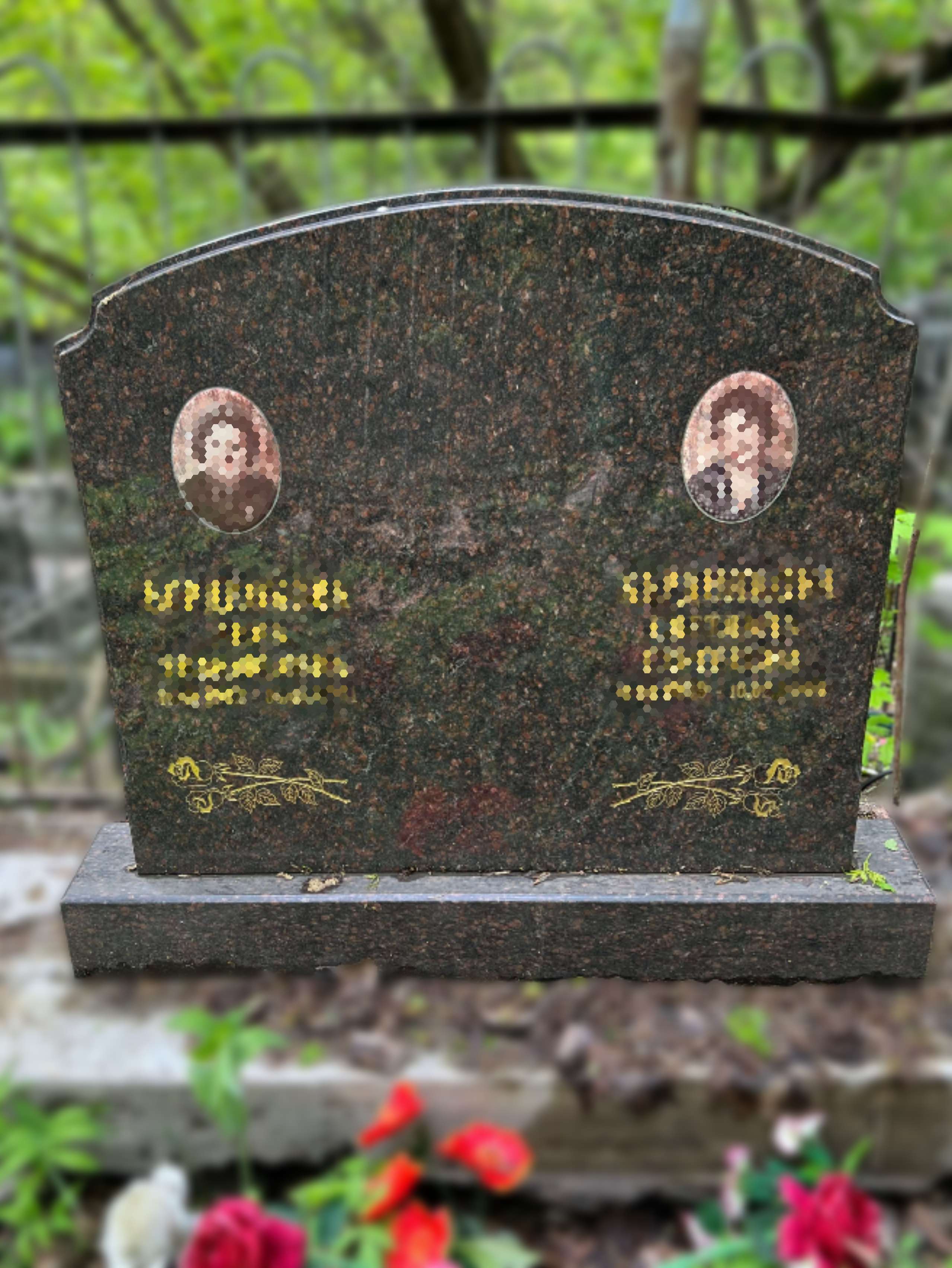 Фото памятника прямоугольной формы с дугообразными вырезами GG3035