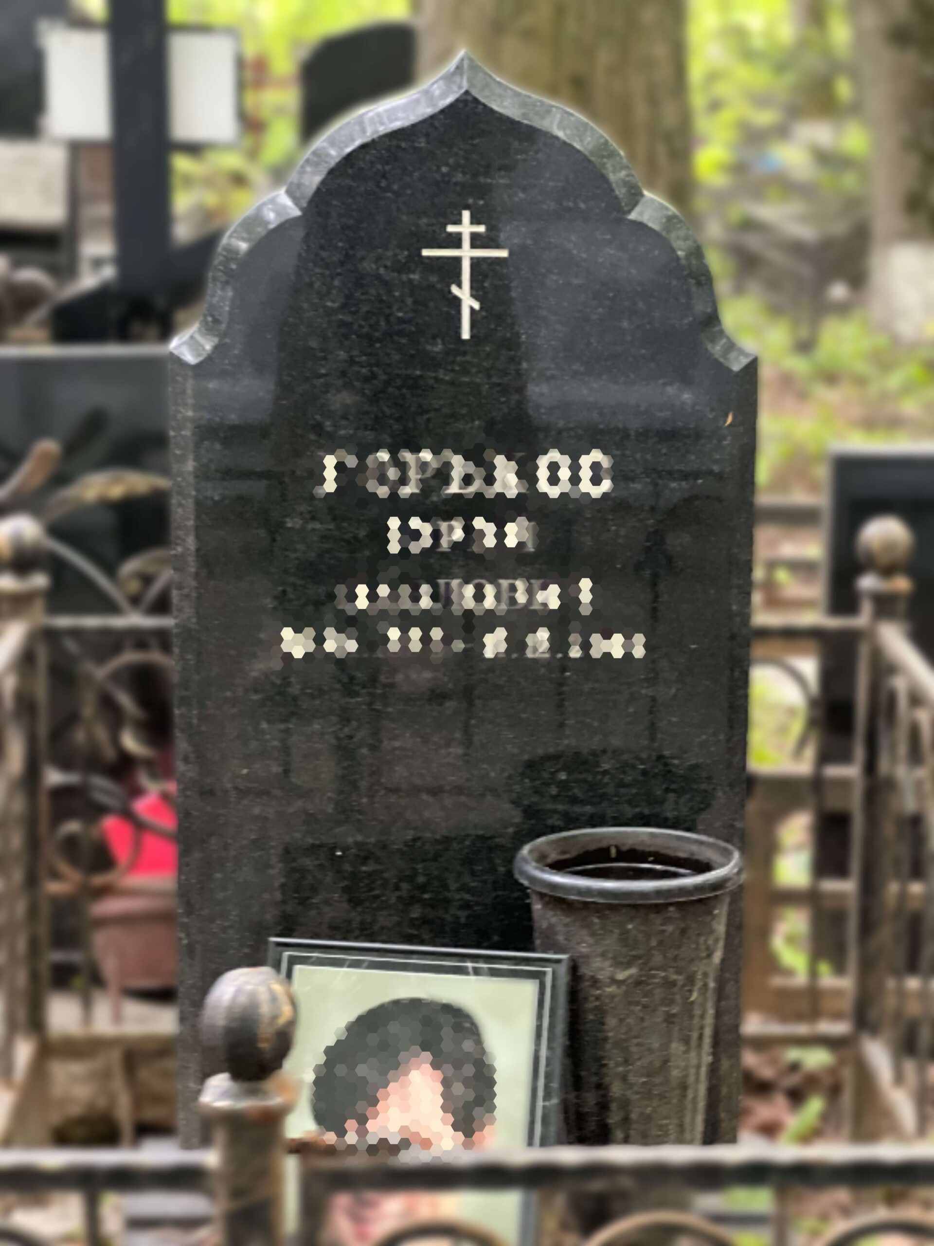 Фото памятника с фигурным верхом в восточном стиле GG2110