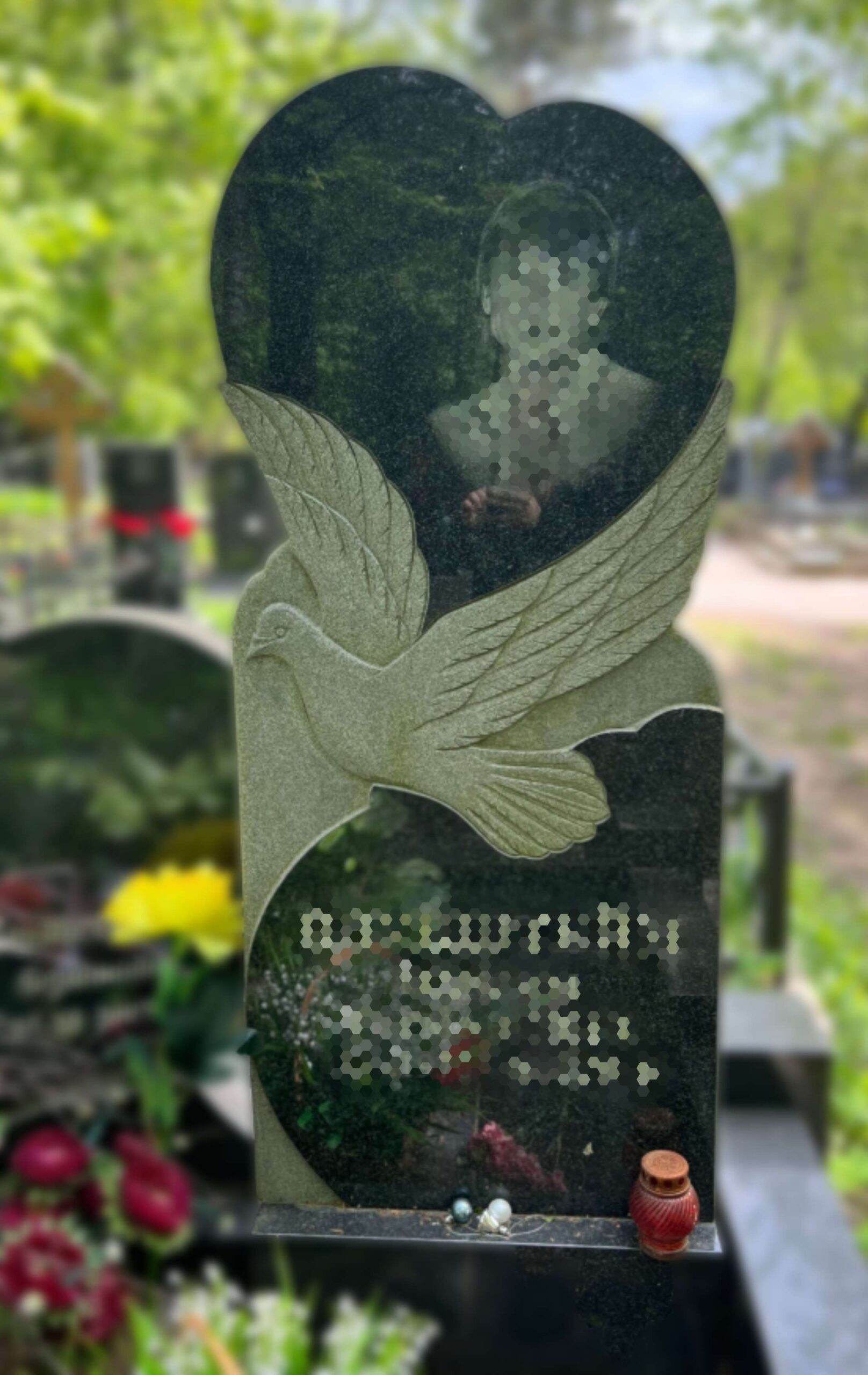Фото памятника с сердцем и птицей GG2430