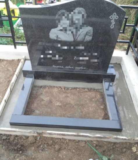 Фото памятника в виде трапеции с волной на верхушке GG3083