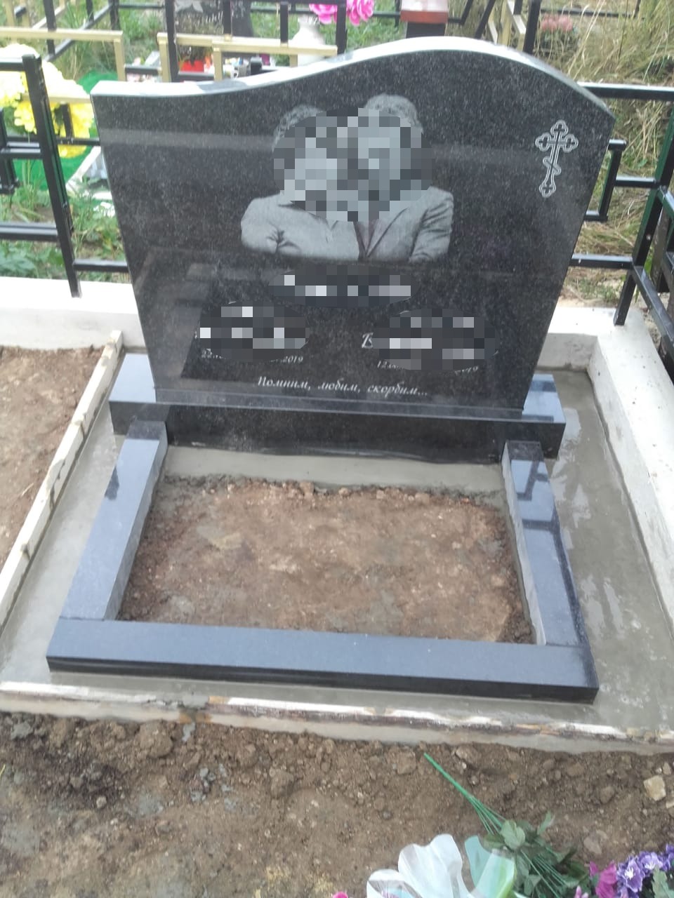 Фото памятника в виде трапеции с волной на верхушке GG3083