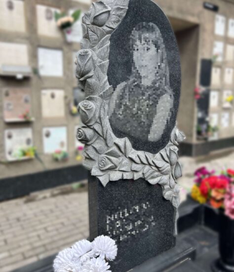 Фото вертикального памятник с цветами розами по контуру овала GG2604-3