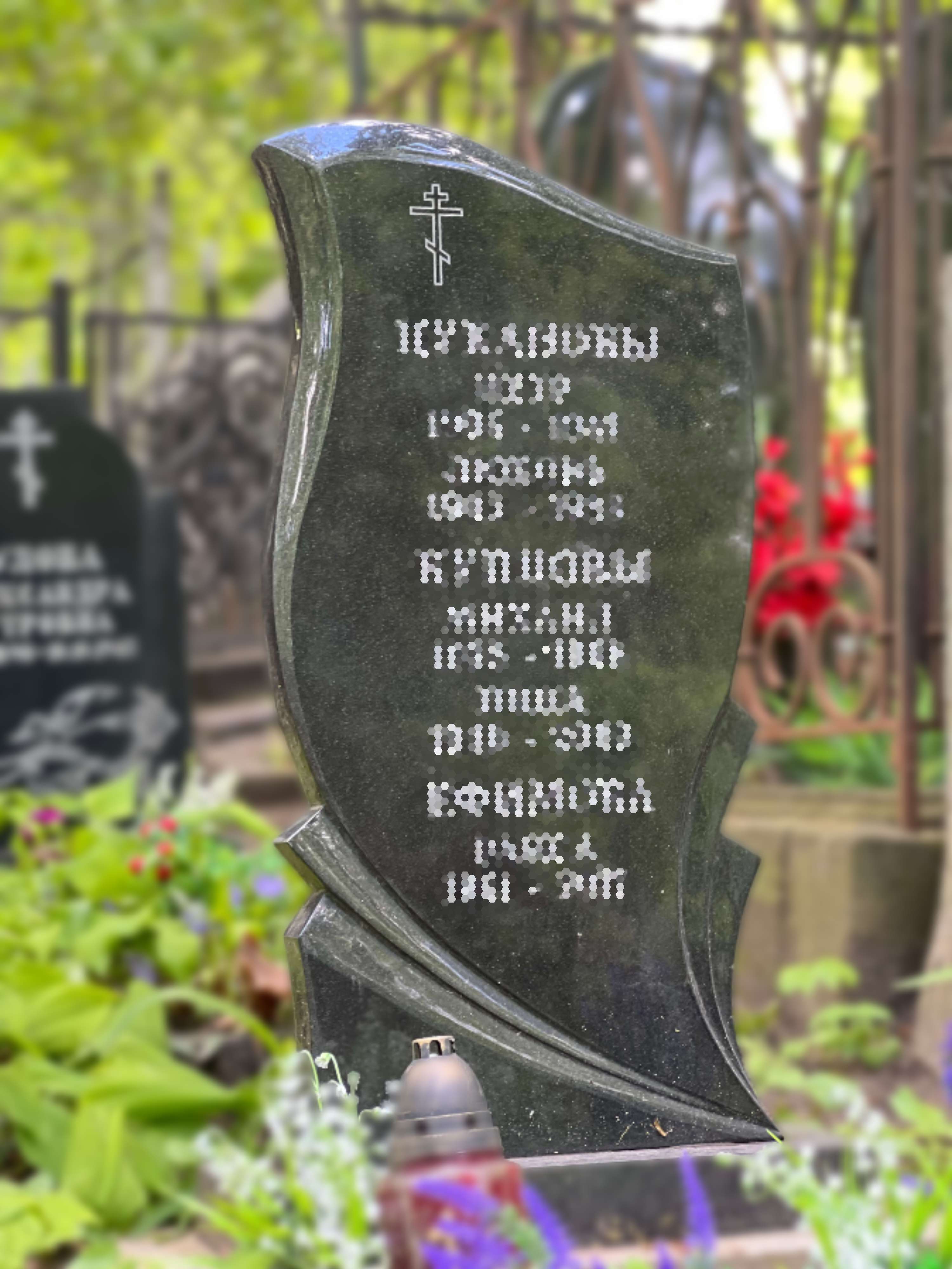 Фото вертикального памятника с верхней гранью в форме волны GG2586-2