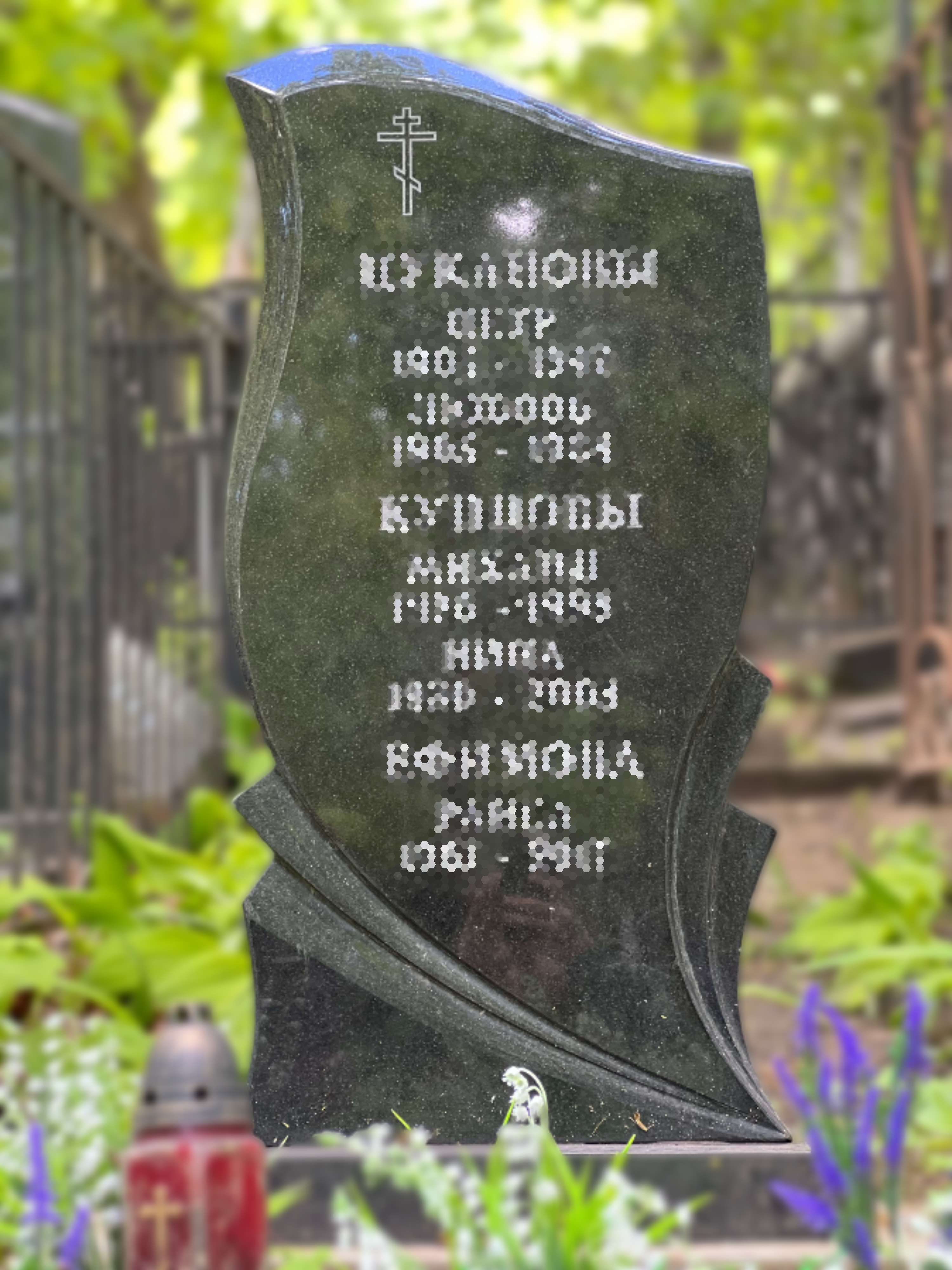 Фото вертикального памятника с верхней гранью в форме волны GG2586