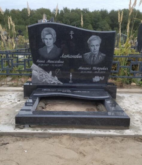 Горизонтальный памятник волна из гранита на могилу с резными розами