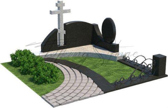 Мемориальный комплекс с фигурной стелой и крестом