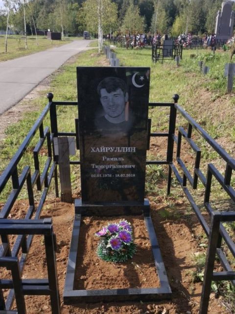 Мужской мусульманский памятник с полумесяцем и портретом из карельского гранита на могилу