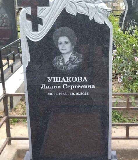 Памятник с крестом розами и накидкой из гранита габбро-диабаз на могилу
