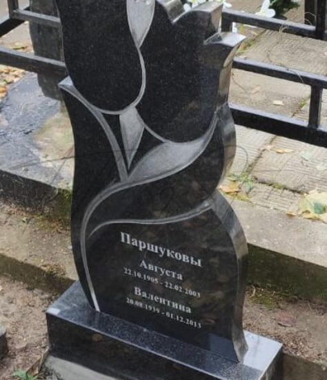 Памятник в форме двух цветков тюльпанов из гранита на могилу