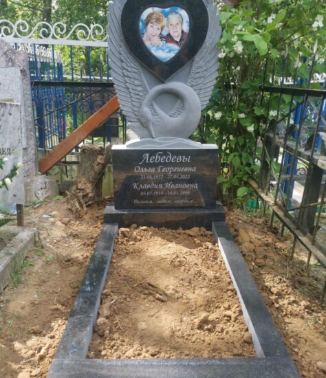 Семейный памятник на двоих в виде сердца с лебедем из черного гранита на могилу
