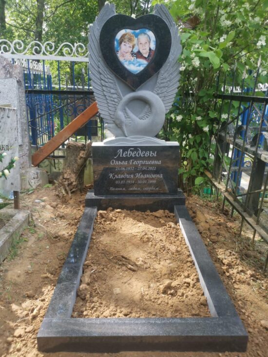 Семейный памятник на двоих в виде сердца с лебедем из черного гранита на могилу