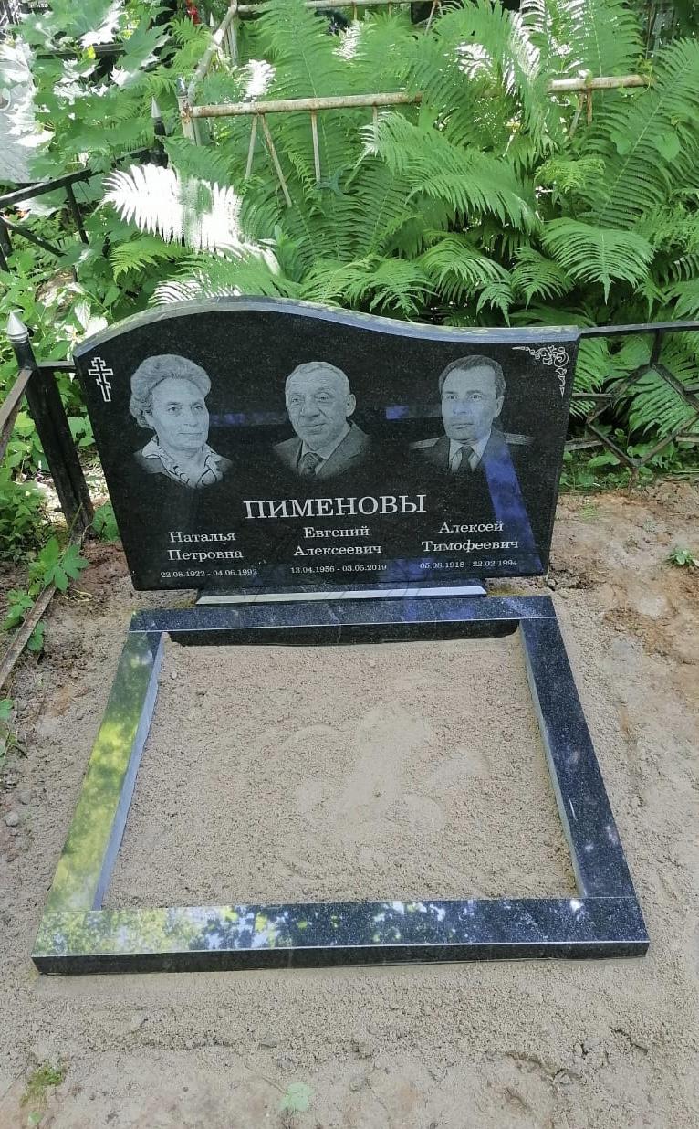 Тройной горизонтальный памятник из черного гранита на могилу