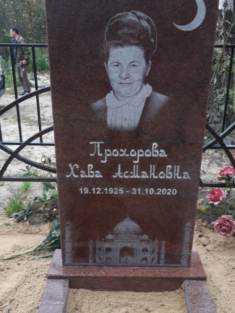 Женский мусульманский памятник из красного гранита на могилу с полумесяцем